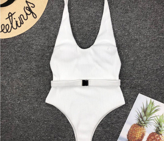 Costum de baie elegant, dintr-o singură piesă, cu curea, de Cristina Gore