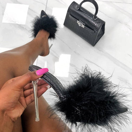 Pantofi cu cristale Cristina - Papuci negri din blană cu pene