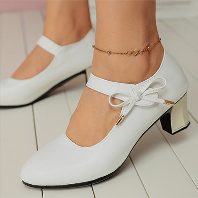 Pantofi cu toc mediu și cataramă și stilați de Cristina Gore