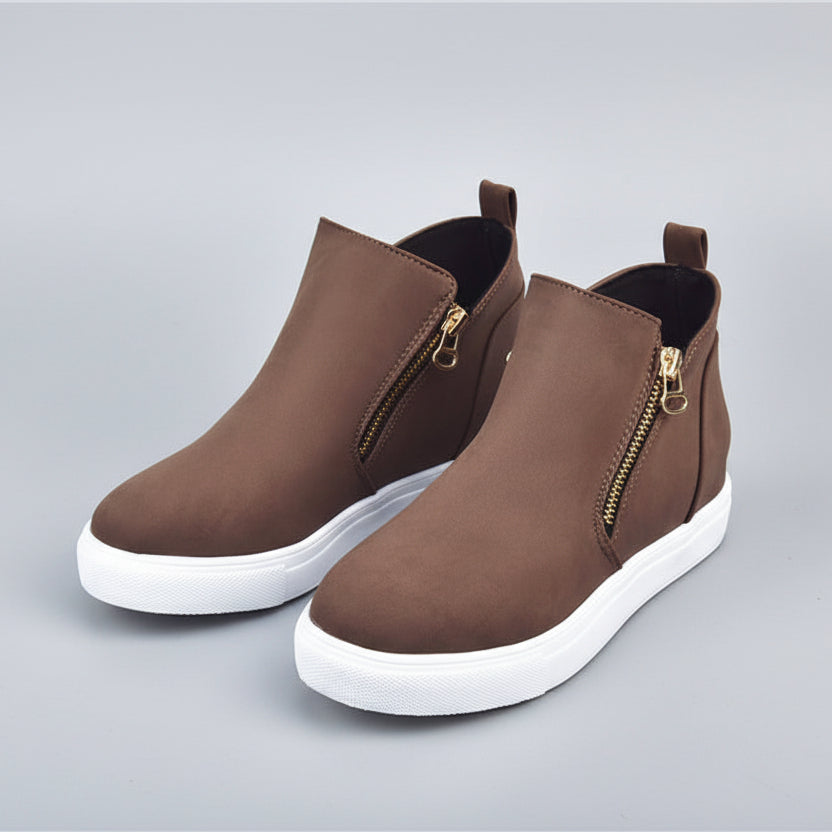 Pantofi eleganti cu vârf rotund din piele întoarsă de Cristina Gore
