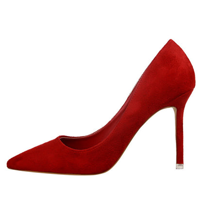 Tocuri ascuțite elegante din piele întoarsă de Cristina Gore
