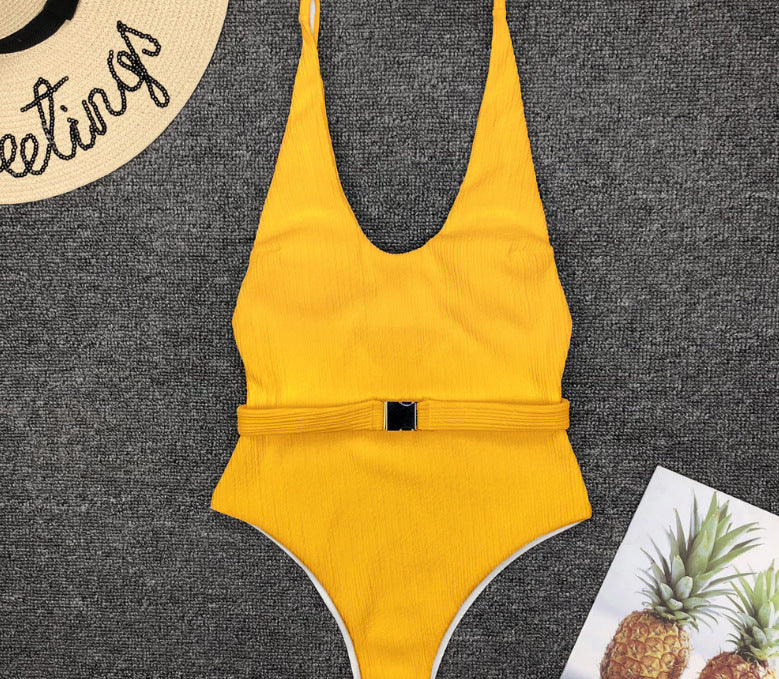 Costum de baie elegant, dintr-o singură piesă, cu curea, de Cristina Gore
