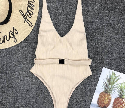 Costum de baie elegant, dintr-o singură piesă, cu curea, de Cristina Gore
