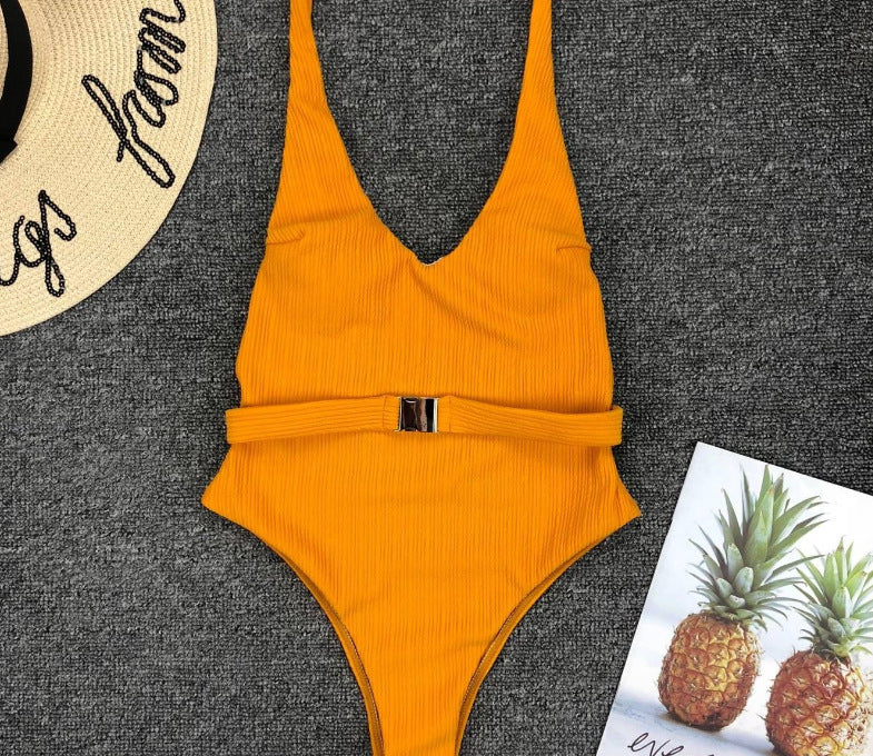 Costum de baie elegant, dintr-o singură piesă, cu curea, de Cristina Gore