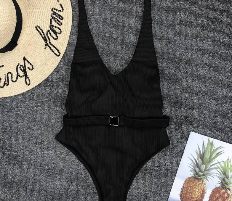 Costum de baie elegant, dintr-o singură piesă, cu curea, de Cristina Gore