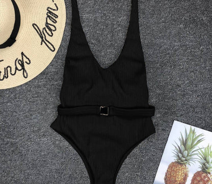 Costum de baie elegant, dintr-o singură piesă, cu curea, de Cristina Gore