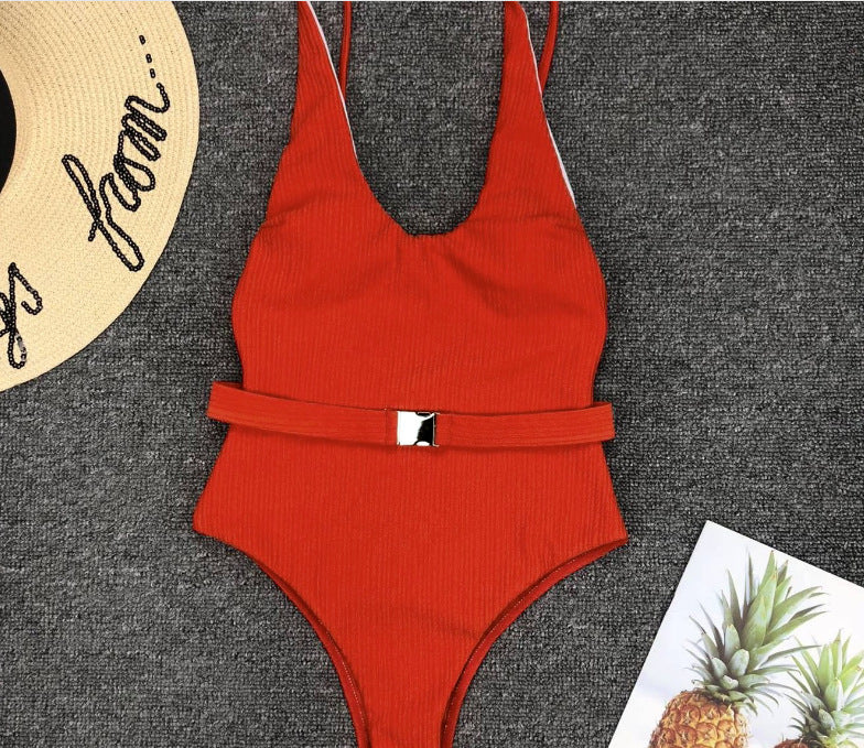 Costum de baie elegant, dintr-o singură piesă, cu curea, de Cristina Gore