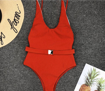 Costum de baie elegant, dintr-o singură piesă, cu curea, de Cristina Gore