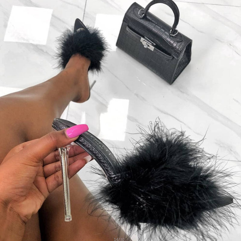 Pantofi cu cristale Cristina - Papuci negri din blană cu pene