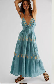 Rochie maxi brodată Cristina - Eleganță florală cu decolteu în V