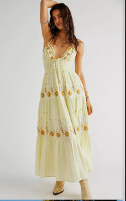 Rochie maxi brodată Cristina - Eleganță florală cu decolteu în V