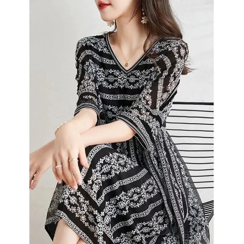 Rochie Cristina din șifon cu decolteu în V - Imprimeu elegant tricotat