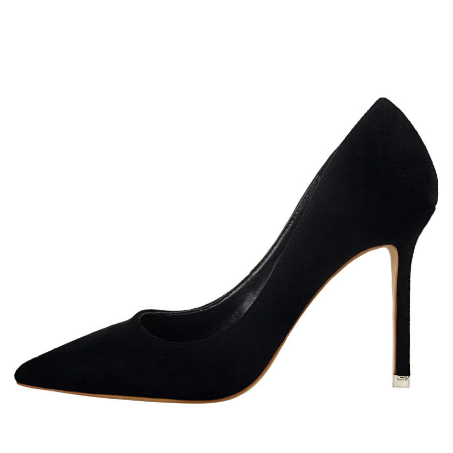 Tocuri ascuțite elegante din piele întoarsă de Cristina Gore