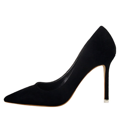 Tocuri ascuțite elegante din piele întoarsă de Cristina Gore