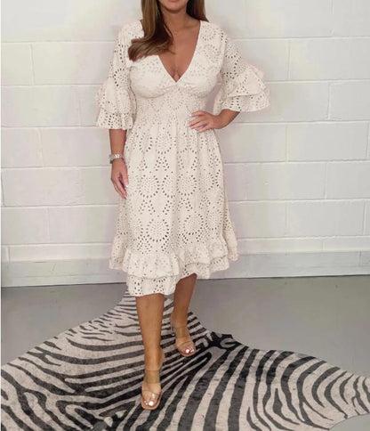 Rochie elegantă brodată cu decolteu în V de Cristina Gore