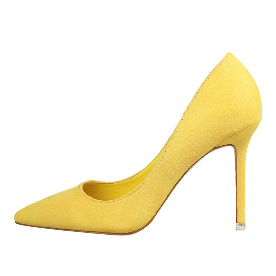 Tocuri ascuțite elegante din piele întoarsă de Cristina Gore