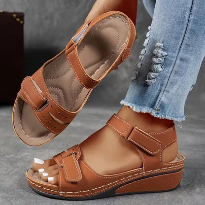 Sandale confortabile cu platformă Cristina Gore, cu croială perfectă și baretă