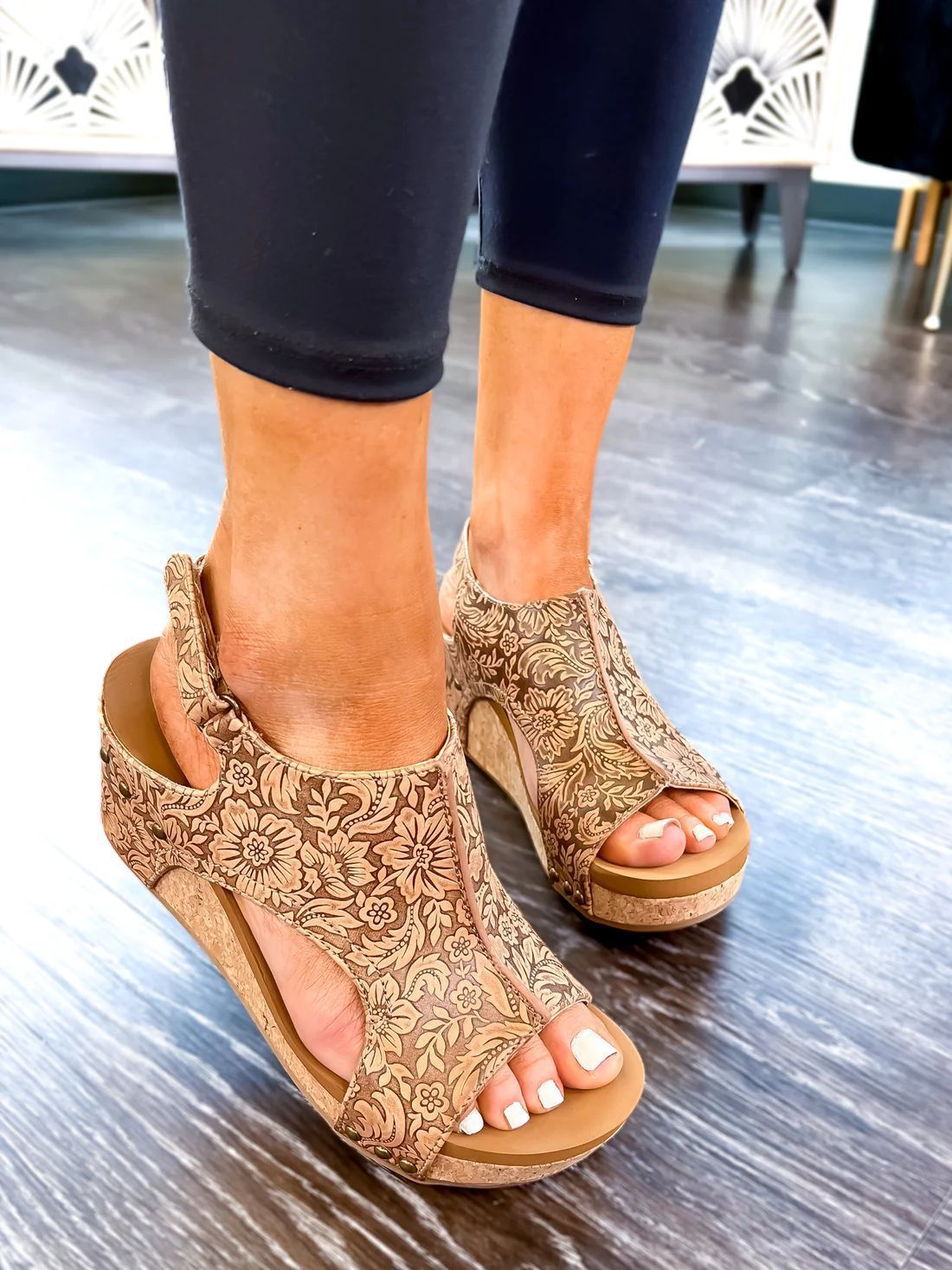 Sandale cu platformă Cristina cu vârful deschis - Stil cu platformă nituită