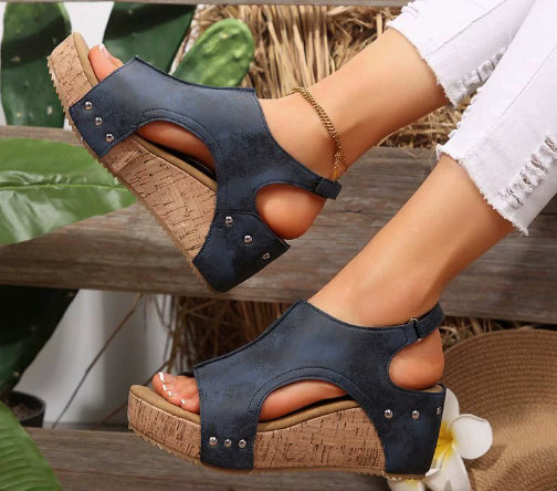 Sandale cu platformă Cristina cu vârful deschis - Stil cu platformă nituită