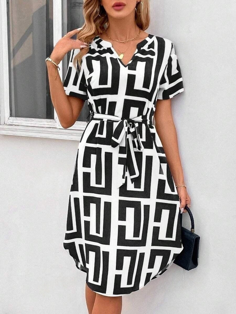 Rochie midi elegantă cu dungi și decolteu în V de la Cristina Gore