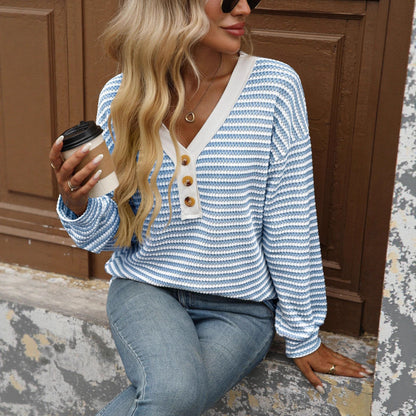 Pulover Cristina cu decolteu în V - Detalii cu nasturi în dungi