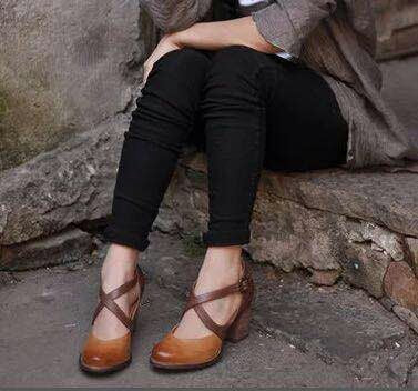 Pantofi cu cataramă maro Cristina - Inspirație vintage