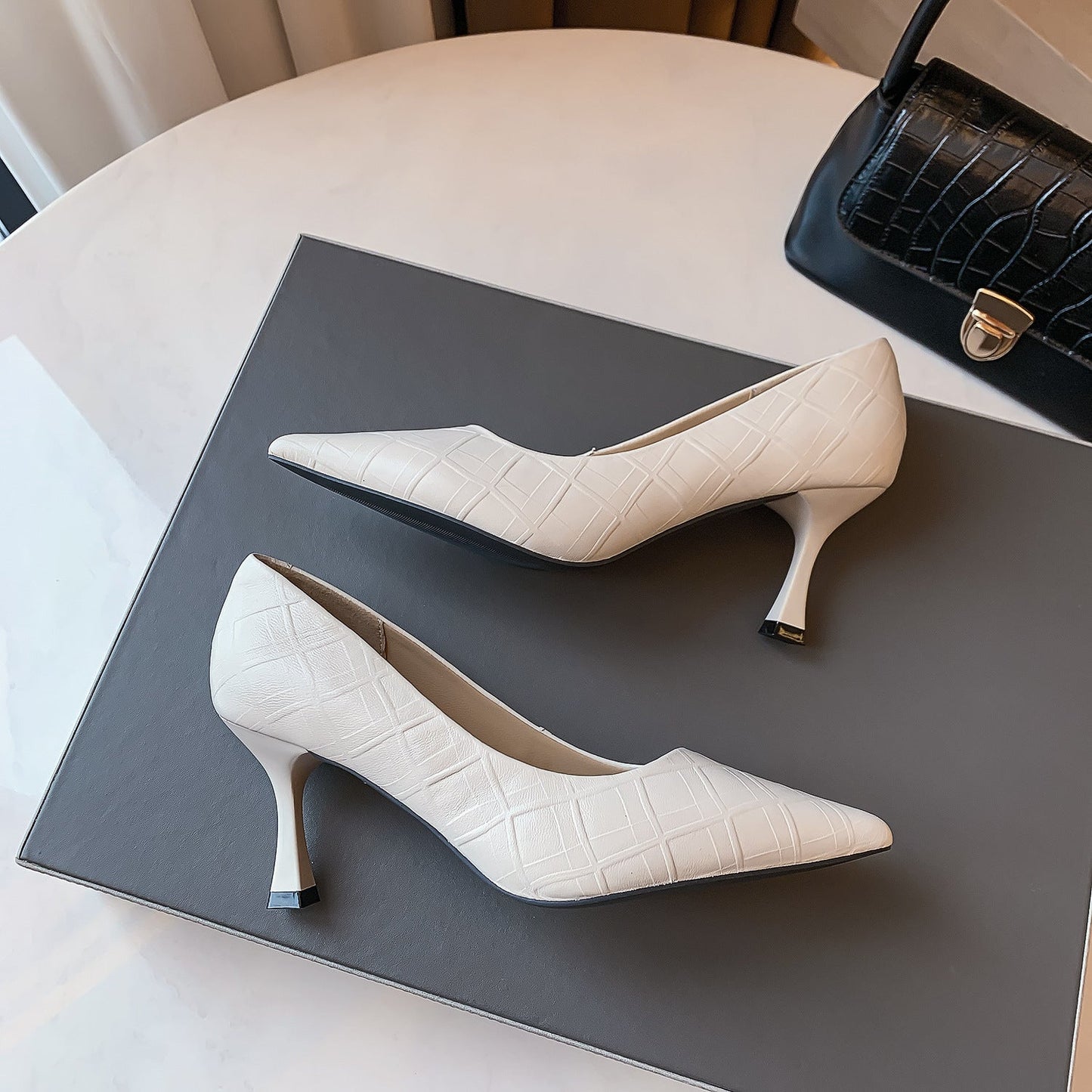 Tocuri elegante din piele de oaie de Cristina Gore