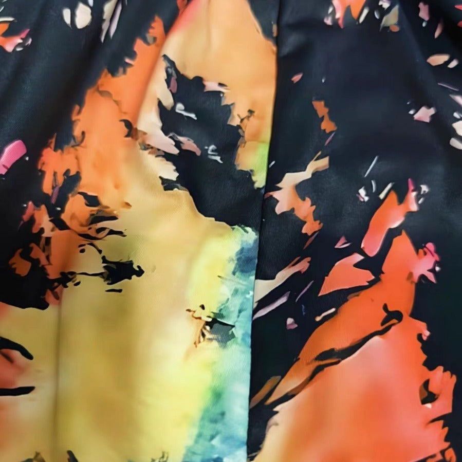 Rochie vibrantă cu decolteu în V, vopsită în stil Tie Dye, de la Cristina Gore