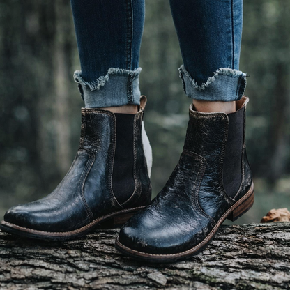 Ghete Cristina - Confort casual cu franjuri