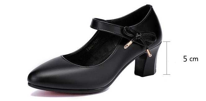 Pantofi cu toc mediu și cataramă și stilați de Cristina Gore