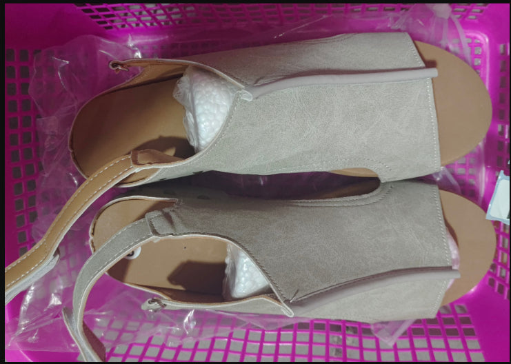 Sandale cu platformă Cristina cu vârful deschis - Stil cu platformă nituită