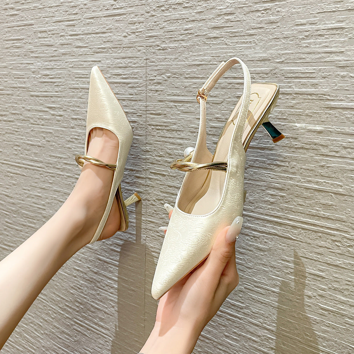 Pantofi cu vârf ascuțit Cristina - Stiletto elegant