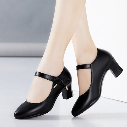 Pantofi cu toc mediu și cataramă și stilați de Cristina Gore