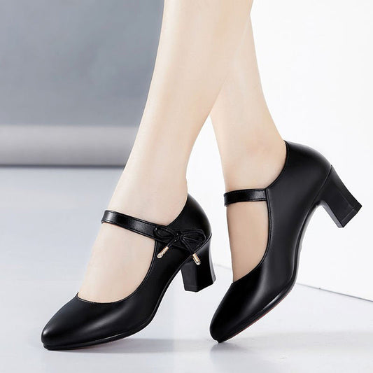 Pantofi cu toc mediu și cataramă și stilați de Cristina Gore