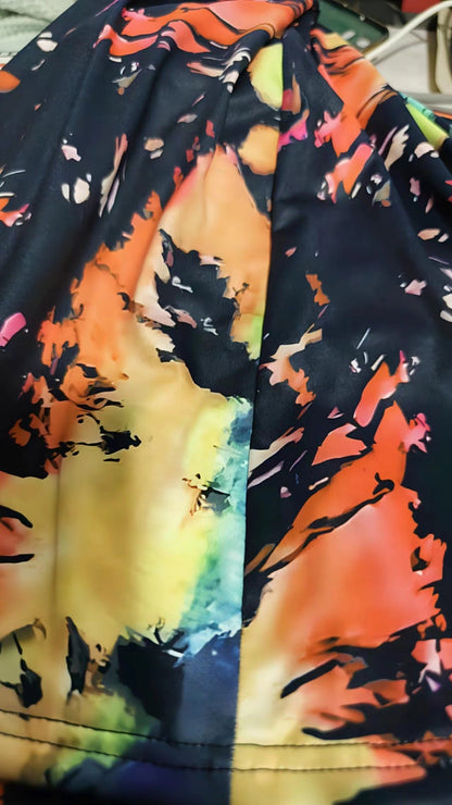 Rochie vibrantă cu decolteu în V, vopsită în stil Tie Dye, de la Cristina Gore